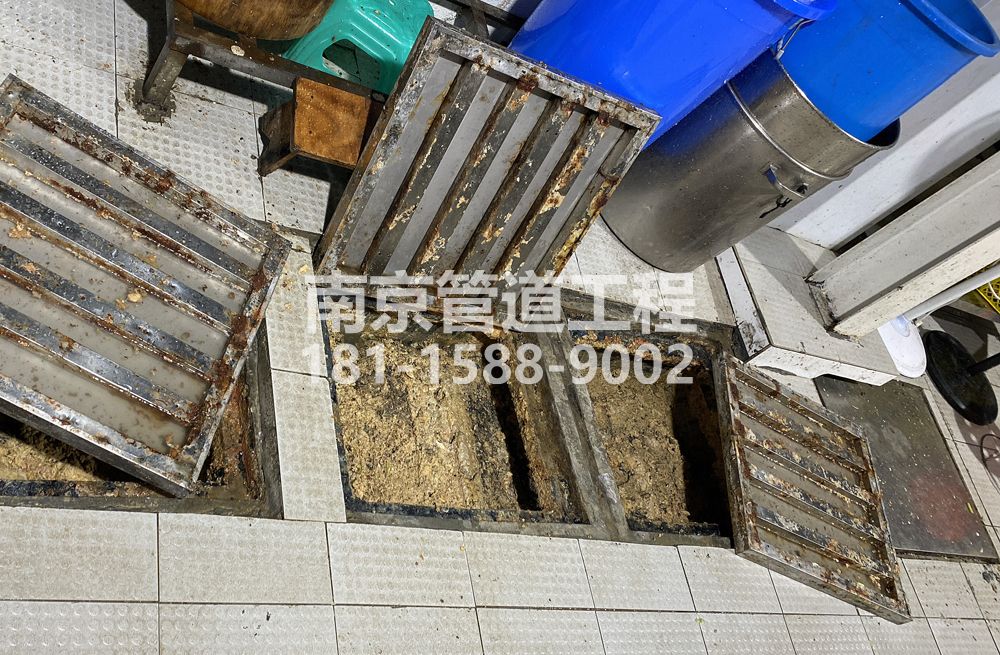 278沿河城管中队食堂隔油池清理